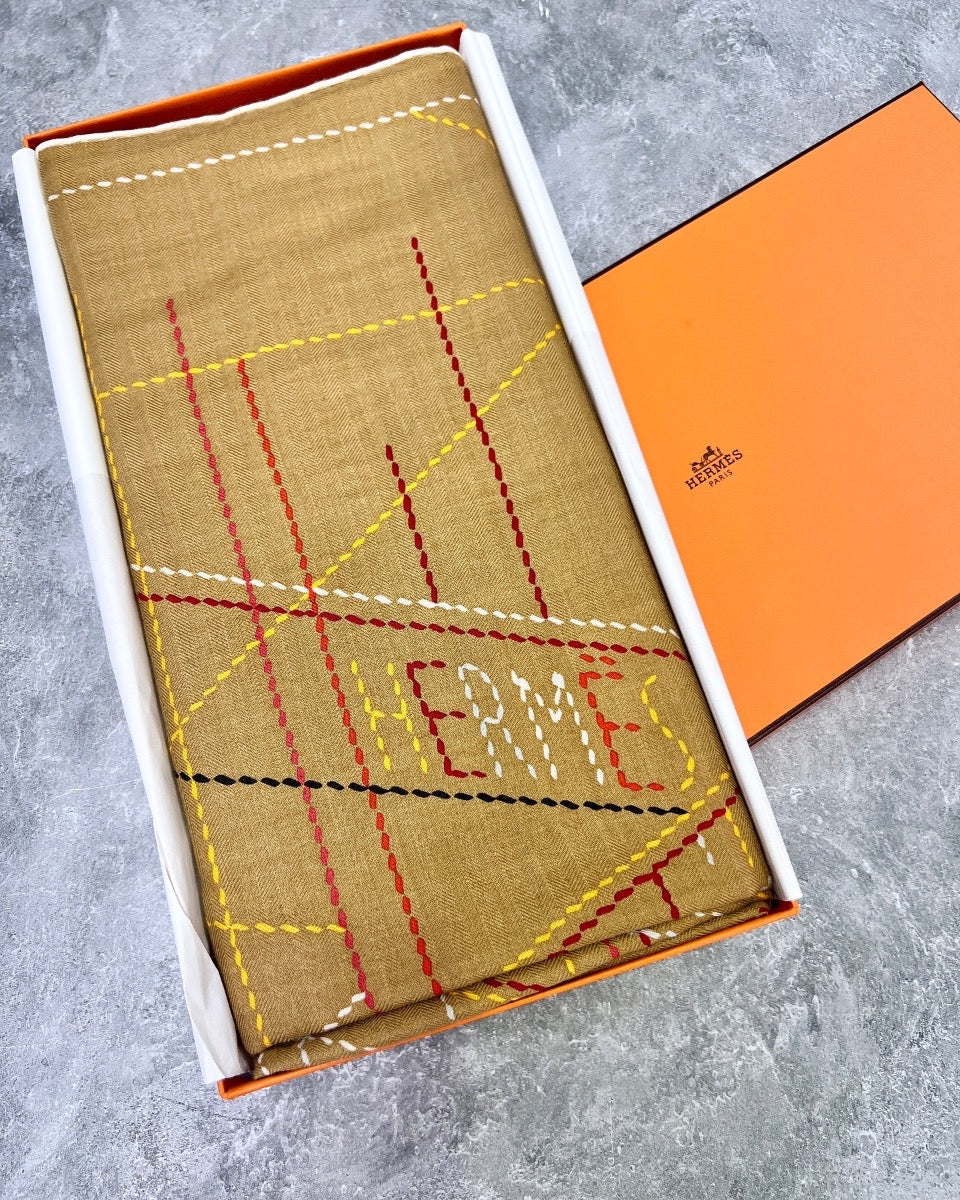 NIB Hermes beige doré / rouge / blanc Pique Sellier Shawl 140