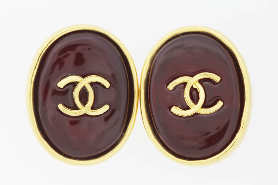 Chanel red ear clips with gold tone "cc"