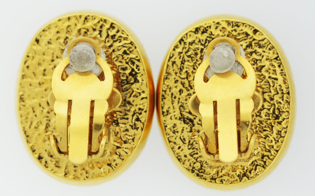 Chanel red ear clips with gold tone "cc"