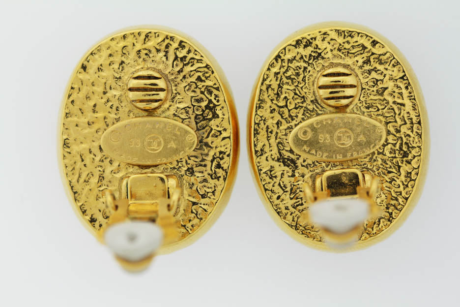 Chanel red ear clips with gold tone "cc"