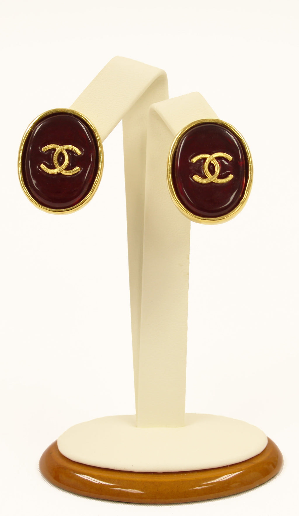 Chanel red ear clips with gold tone "cc"